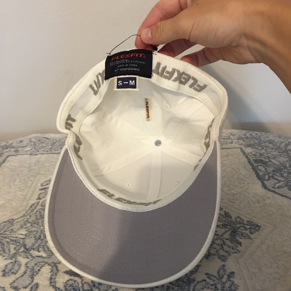 NWOT Golflete Performance Flexfit white cap - Picture 3 of 3